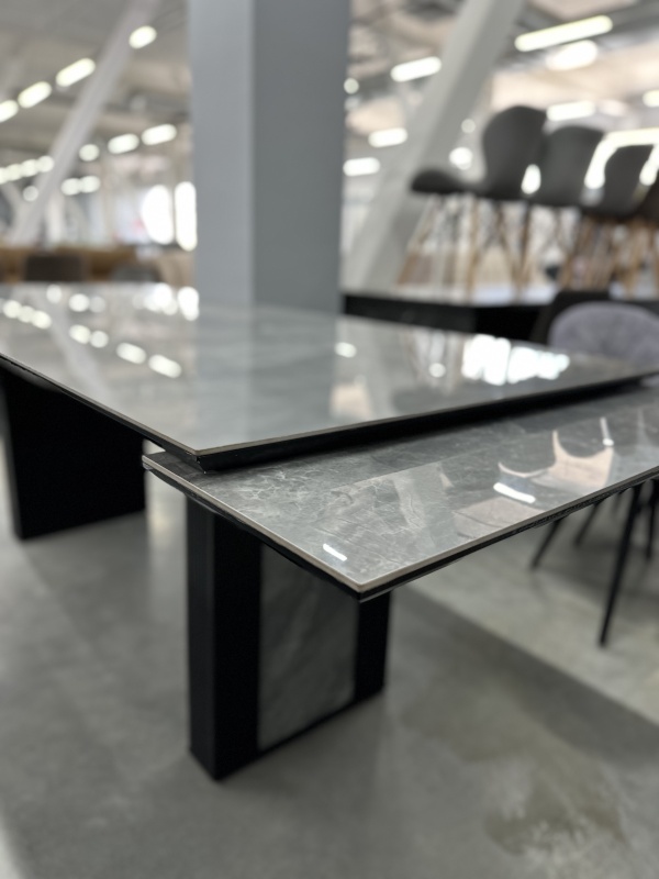 Стол Джорджио Керамика 2000 Ваша Мебель (Керамика 81 BG Pradas dark grey мрамор серый глянец, МДФ черный, каркас муар черный (полка 300;2000(2600)х900))