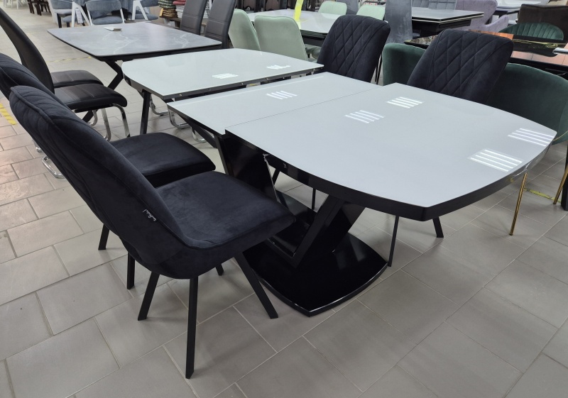 Стол Дионис Стекло 1400 Ваша Мебель (стекло белое, мдф черный, колонна декор №3 V-образный муар черный (1400/1800*850*750))